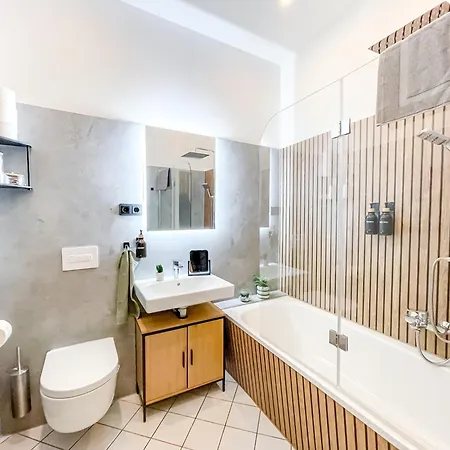 Appartement Im Zentrum Mit Infrarotkabine, Kostenfreier Tiefgarage, Kingsize Betten Und Balkon *