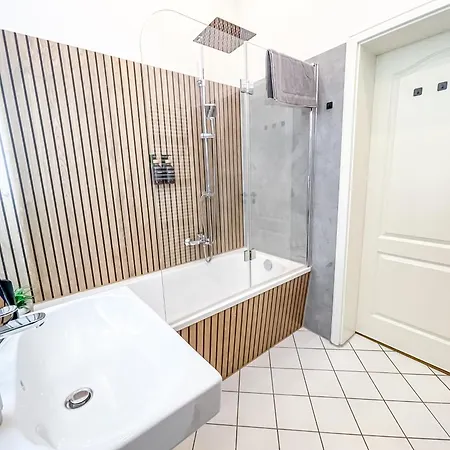 Appartement Im Zentrum Mit Infrarotkabine, Kostenfreier Tiefgarage, Kingsize Betten Und Balkon
