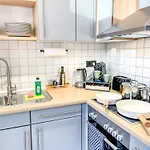 Im Zentrum Mit Infrarotkabine, Kostenfreier Tiefgarage, Kingsize Betten Und Balkon