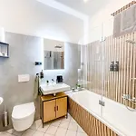 Appartement Im Zentrum Mit Infrarotkabine, Kostenfreier Tiefgarage, Kingsize Betten Und Balkon *