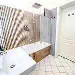 Appartement Im Zentrum Mit Infrarotkabine, Kostenfreier Tiefgarage, Kingsize Betten Und Balkon