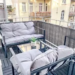 Im Zentrum Mit Infrarotkabine, Kostenfreier Tiefgarage, Kingsize Betten Und Balkon