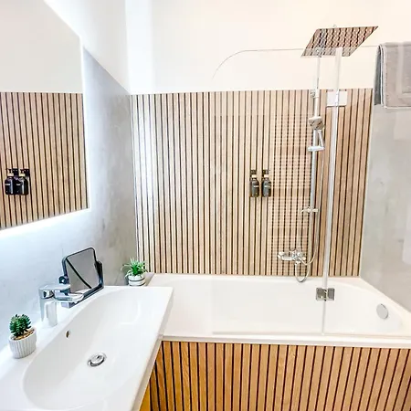 Appartamento Im Zentrum Mit Infrarotkabine, Kostenfreier Tiefgarage, Kingsize Betten Und Balkon Lipsia