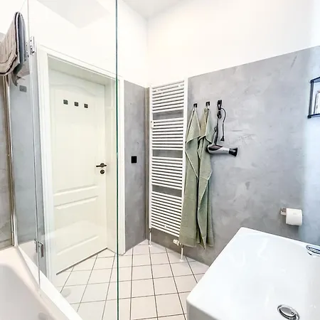 Appartement Im Zentrum Mit Infrarotkabine, Kostenfreier Tiefgarage, Kingsize Betten Und Balkon Leipzig