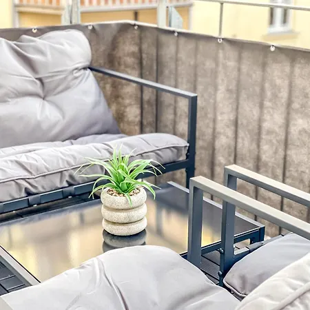 Im Zentrum Mit Infrarotkabine, Kostenfreier Tiefgarage, Kingsize Betten Und Balkon