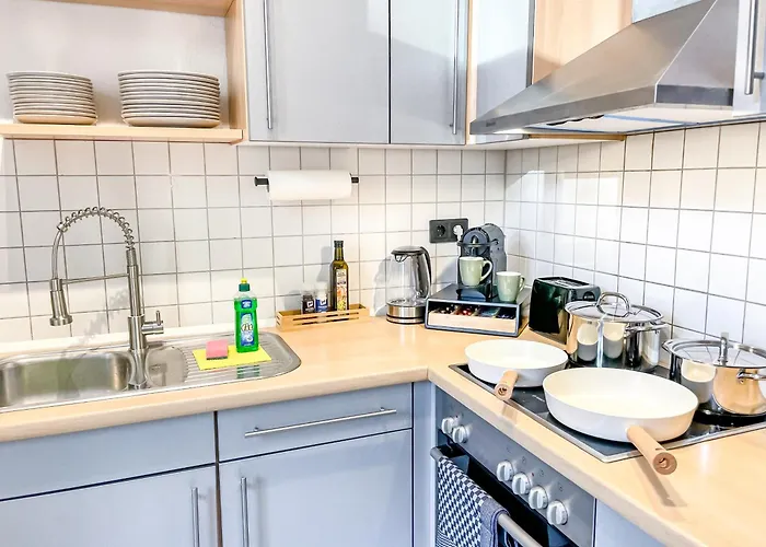 Im Zentrum Mit Infrarotkabine, Kostenfreier Tiefgarage, Kingsize Betten Und Balkon