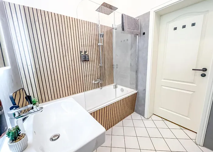 Lejlighed Im Zentrum Mit Infrarotkabine, Kostenfreier Tiefgarage, Kingsize Betten Und Balkon